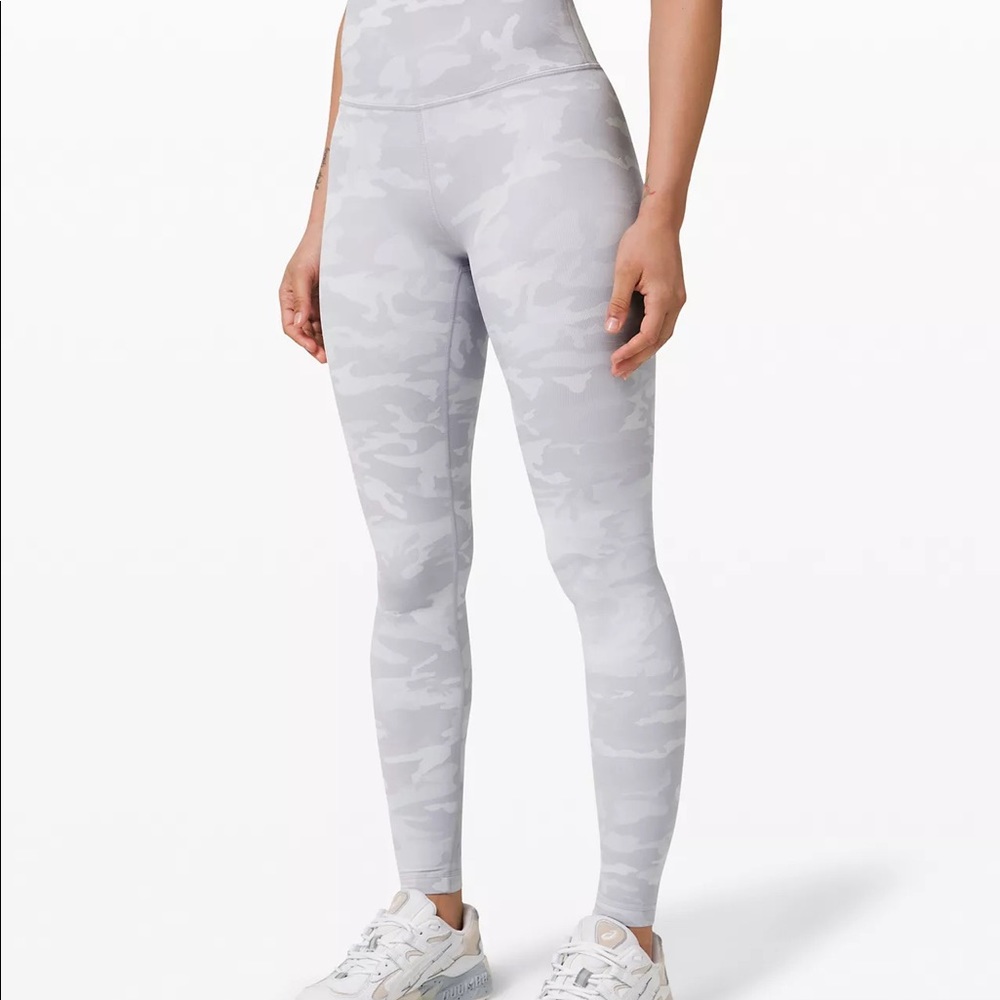 Lululemon Wunder Under High-Rise Tight 28" 
Luxtreme size 4 new without tags.